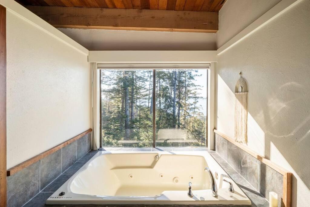 Driftwood Lodge ~ 5 Bedroom / 7 Bath ~ 30-Acre Private Estate On Hwy 1 ~ Hot Tub ~ Oceanview ~ Reunions & Retreats Walsh Landing Exterior photo