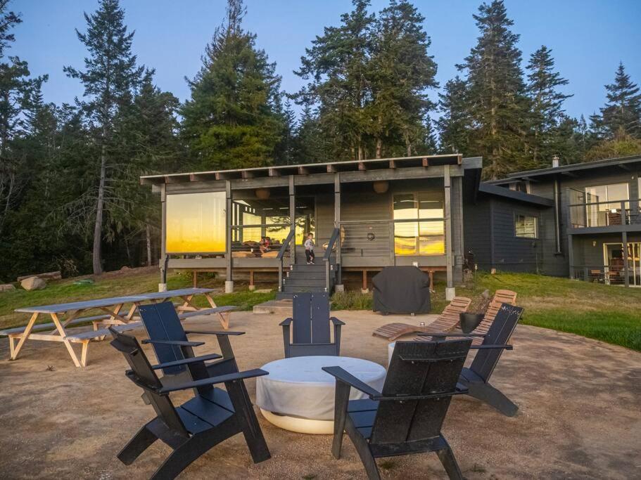 Driftwood Lodge ~ 5 Bedroom / 7 Bath ~ 30-Acre Private Estate On Hwy 1 ~ Hot Tub ~ Oceanview ~ Reunions & Retreats Walsh Landing Exterior photo