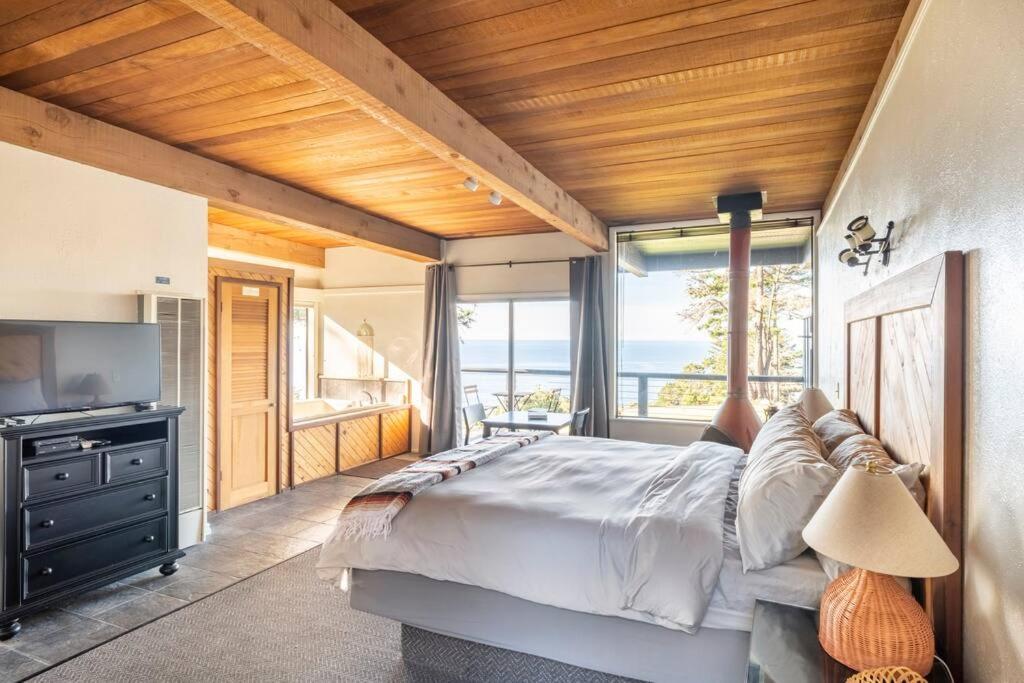 Driftwood Lodge ~ 5 Bedroom / 7 Bath ~ 30-Acre Private Estate On Hwy 1 ~ Hot Tub ~ Oceanview ~ Reunions & Retreats Walsh Landing Exterior photo