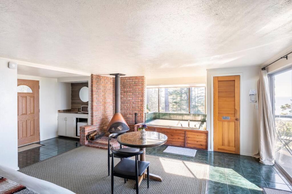 Driftwood Lodge ~ 5 Bedroom / 7 Bath ~ 30-Acre Private Estate On Hwy 1 ~ Hot Tub ~ Oceanview ~ Reunions & Retreats Walsh Landing Exterior photo