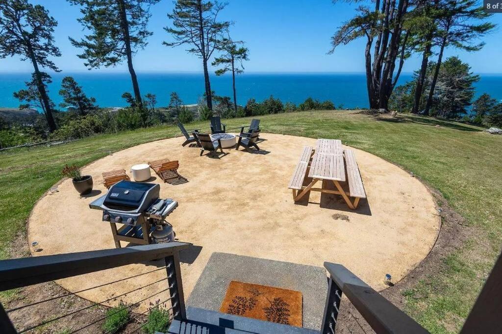 Driftwood Lodge ~ 5 Bedroom / 7 Bath ~ 30-Acre Private Estate On Hwy 1 ~ Hot Tub ~ Oceanview ~ Reunions & Retreats Walsh Landing Exterior photo
