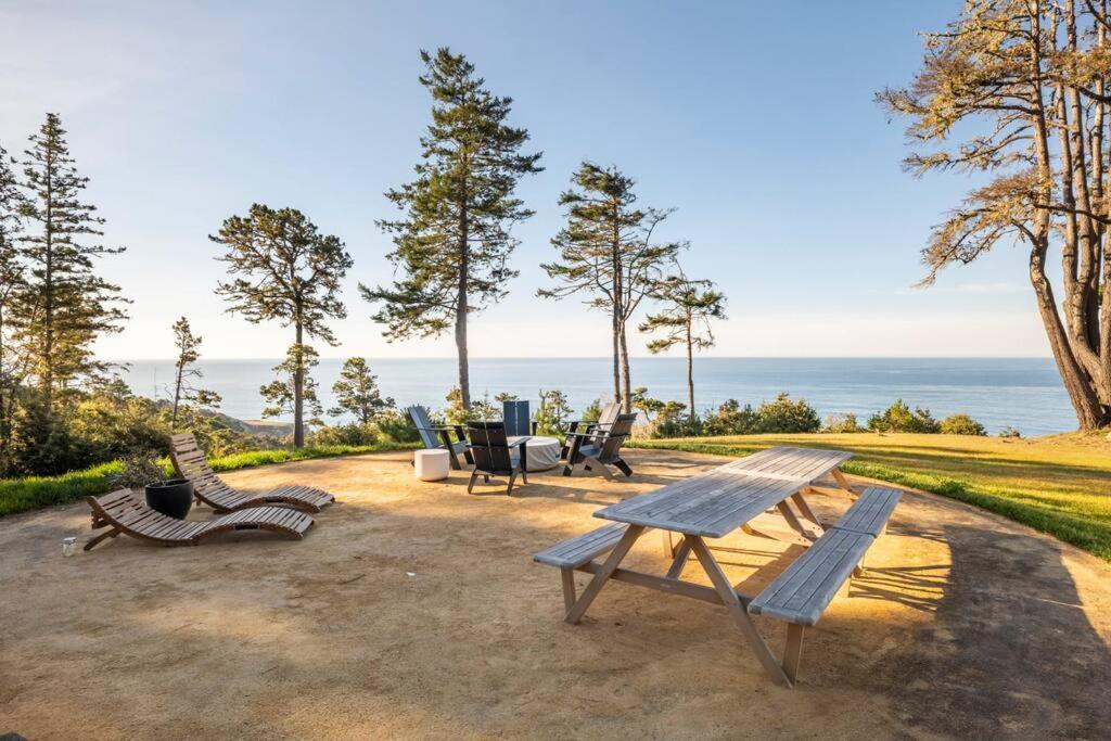 Driftwood Lodge ~ 5 Bedroom / 7 Bath ~ 30-Acre Private Estate On Hwy 1 ~ Hot Tub ~ Oceanview ~ Reunions & Retreats Walsh Landing Exterior photo